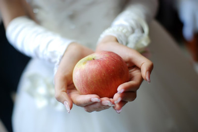 新娘手拿苹果