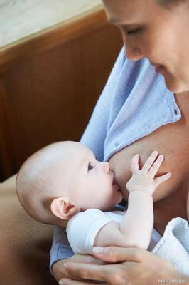 喂奶粉好还是母乳好