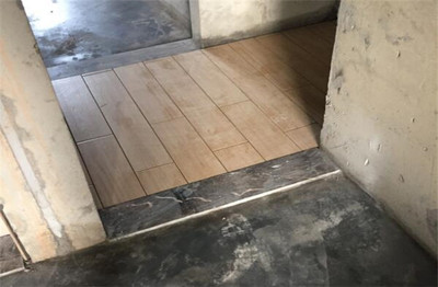 实木地板和地砖不平
