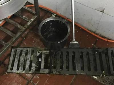 橱柜厨房排水明管后装