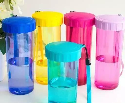 塑料杯子装热水