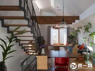 楼梯对厨房门和窗