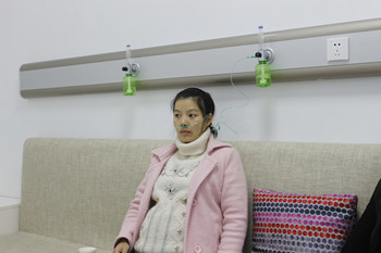 孕妇吸氧图片