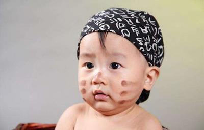 一般小孩子几个月会爬