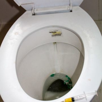 马桶堵了图片