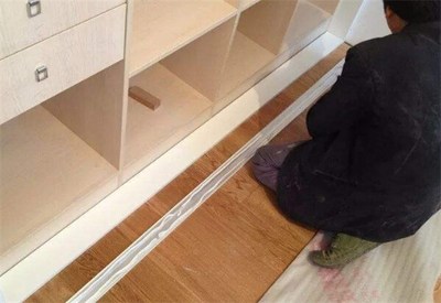 先做柜子还是先铺地板