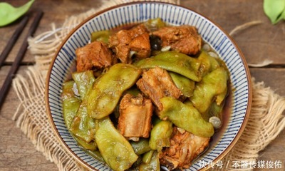 东北猪肉炖豆角的做法