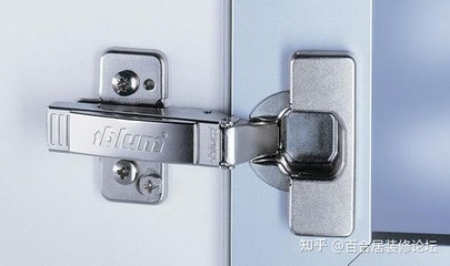 橱柜门板后的五金件