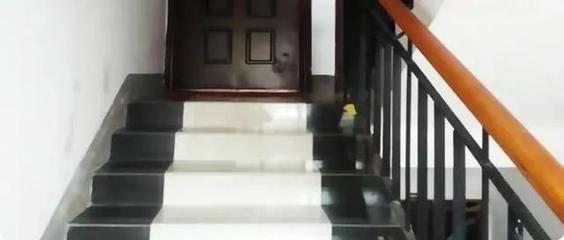 房间门对楼梯