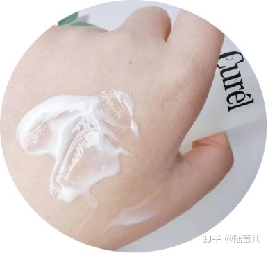 用了护肤品脸上油油的