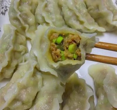 蒜苗香菇猪肉馅饺子