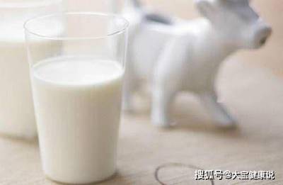 减肥喝脱脂牛奶还是全脂牛奶好