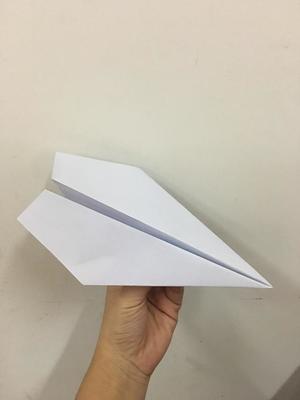 如何让纸飞机转圈