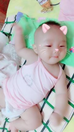 两个月宝宝不吃手正常吗