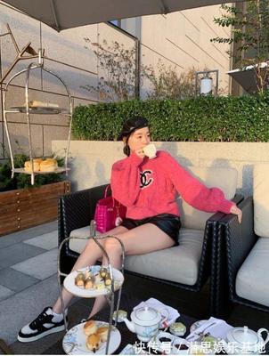 粉红的衣服配什么帽子