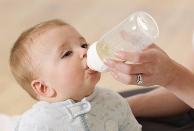 1个月的宝宝吃多少奶