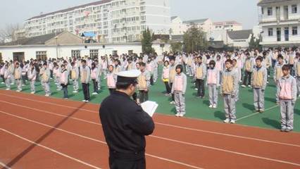 澳门赢创集团在田园中微笑,展现着被误解后的宁静与自由