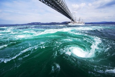 海洋漩涡吞噬船舶