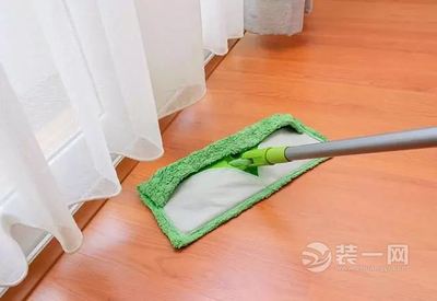 装修后地板怎么擦
