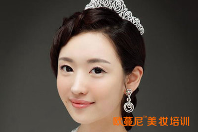 学化妆多久可以考证