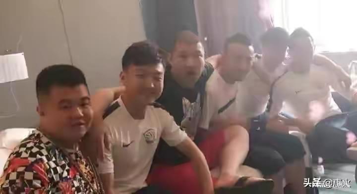 两个兄弟闹掰怎么帮劝
