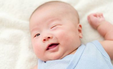 婴儿几个月会笑出声
