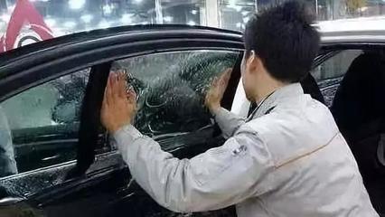 玻璃贴膜方法