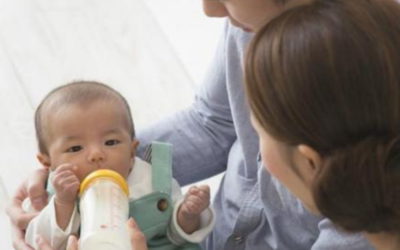 刚满月婴儿一天吃多少奶粉正常吗