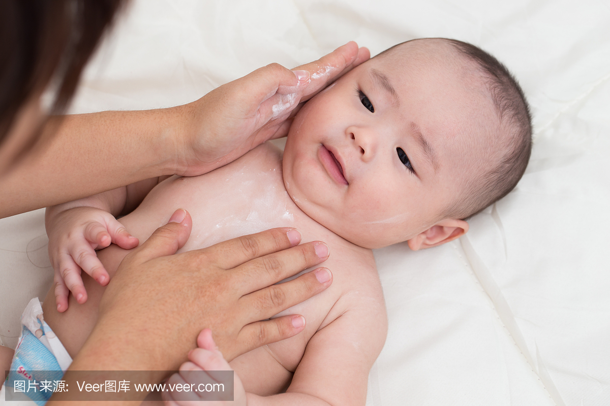 婴儿游泳：轻松融入水世界