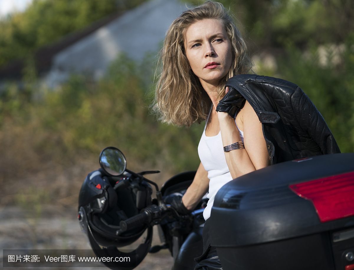 骑摩托车的人女人