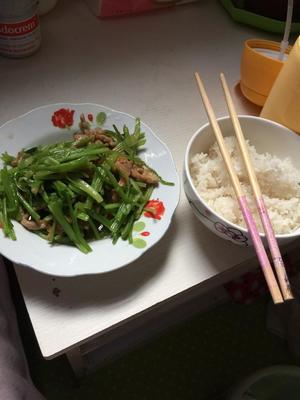 月子里可以吃芹菜吗