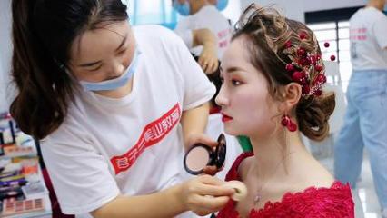 去学校学化妆多少钱