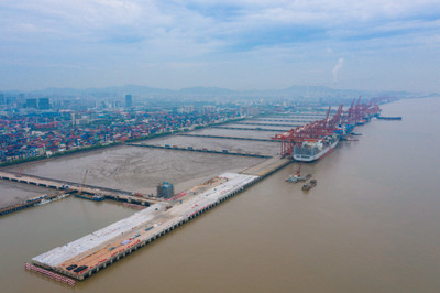 宁波货运码头废塑料