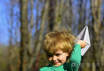 小孩玩的纸飞机
