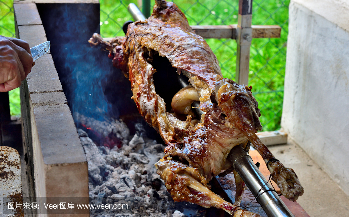 用烤肉叉烤羊羔