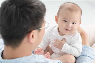 新生儿多大可以坐