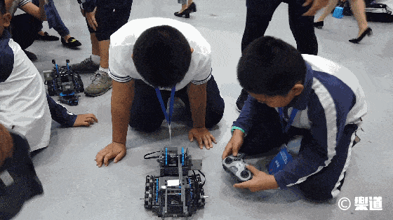 学机器人编程打比赛