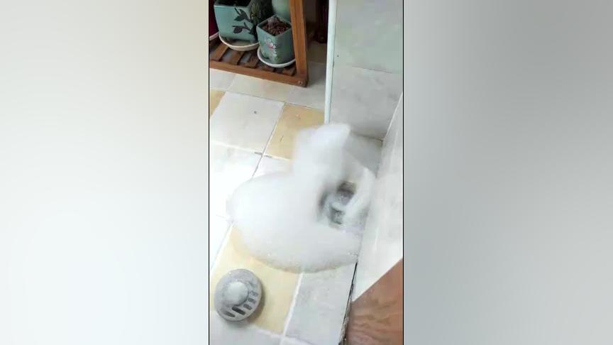顶楼厨房下水道下水时冒泡