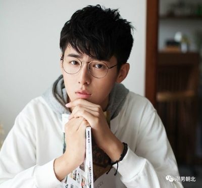 带圆框眼镜的男生发型
