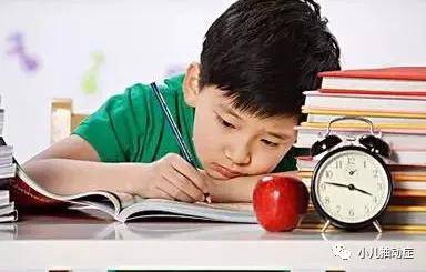小孩总是清嗓子是怎么回事