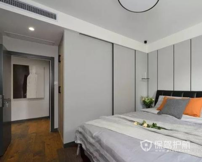 卧室门和厨房门相邻