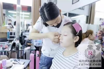化妆师好还是美容师好