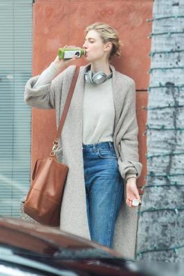 银灰色衣服怎么搭配