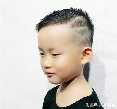 小宝宝的发型男孩
