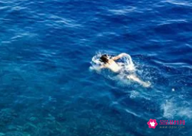 梦见自己在海水里