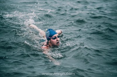 梦见自己在海水里