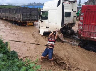 貨車漫水路段遇險，路人驚恐尖叫