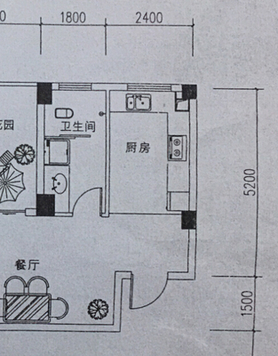 厕所门对着厨房中间隔了餐厅