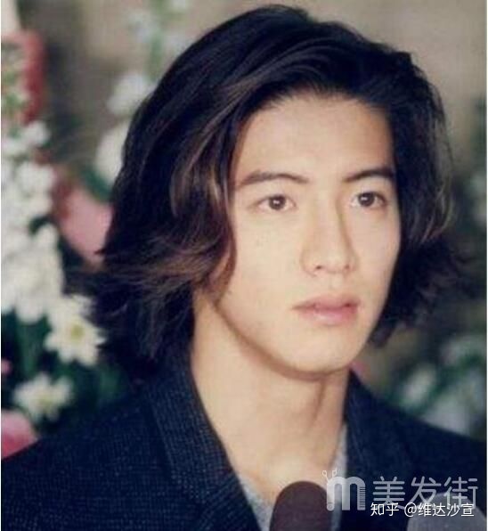男生短发留长发的过程