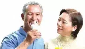 老年人什么时间喝奶粉好